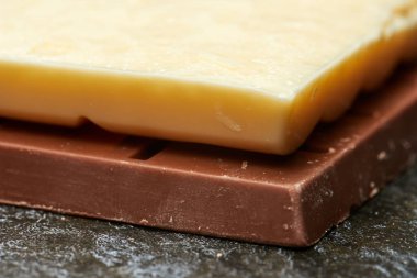 beyaz çikolata yalanlar üzerine siyah bir portre