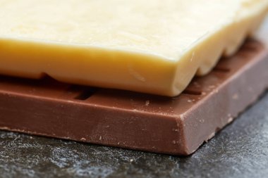 beyaz çikolata siyah çikolata portre üzerinde yatıyor