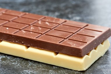 siyah çikolata beyaz çikolata yatıyor