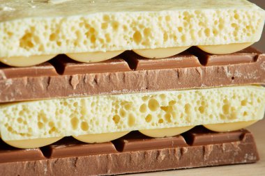 siyah ve beyaz çikolata yığın