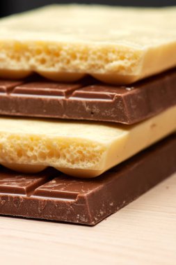 iki siyah ve iki beyaz çikolata closeup yığını