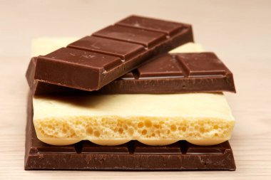 üç siyah yığını ve bir beyaz çikolata tatlı