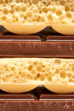 siyah ve beyaz gözenekli çikolata makro yığını