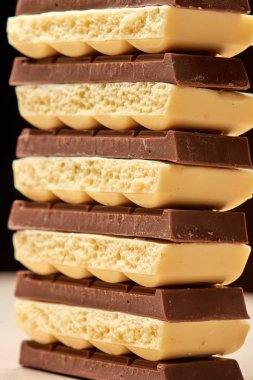 altı karanlık ve beş beyaz gözenekli çikolata closeup yığını