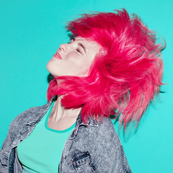 A vida é movimento. Menina brilhante com cabelo rosa. Cabelo elegante — Fotografia de Stock