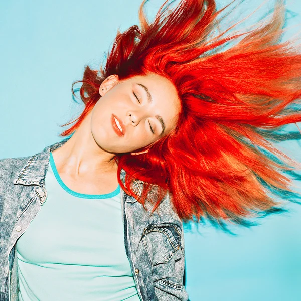 A vida é movimento. Menina brilhante com cabelo ruivo. Cabelo elegante — Fotografia de Stock