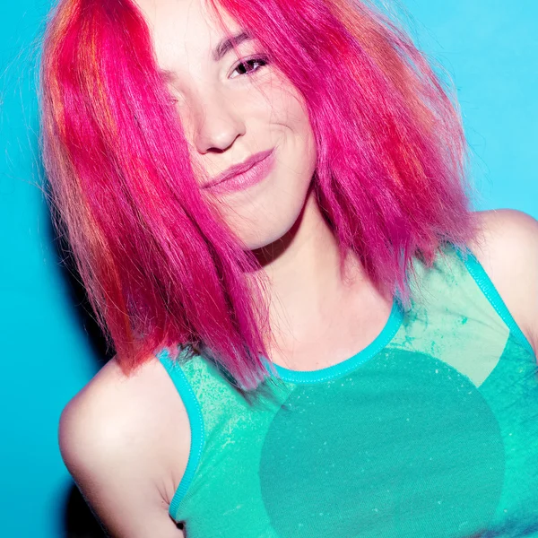 Menina elegante com cabelo rosa bonito moda jovem — Fotografia de Stock