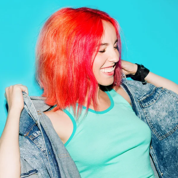 Chica adolescente divertida con cabello naranja Tendencia de color de pelo elegante — Foto de Stock