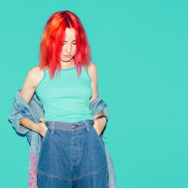 Renk saçlı ve denim giyim modeli genç. Şık bir görünüm