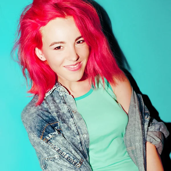 Model tiener met kleuren haren en denim kleding. Stijlvolle look — Stockfoto