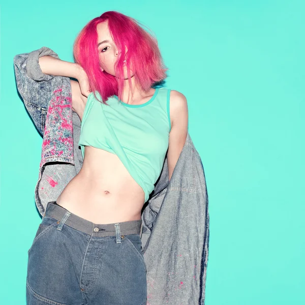 Стильна дівчина з рожевим волоссям і джинсовим одягом — стокове фото