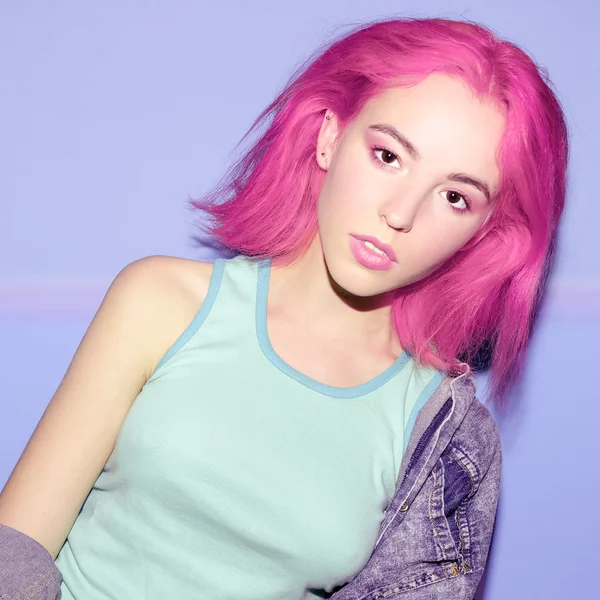 Чуттєва дівчина з рожевим волоссям і тенденцією макіяжу Змішати кольори — стокове фото