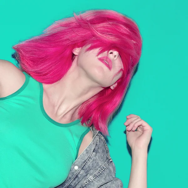 Chica sensual con el pelo rosa en movimiento explosión de color — Foto de Stock