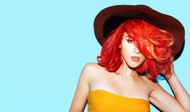 Şık model trendy saç modeli ve şapka ile. Parlak sonbahar