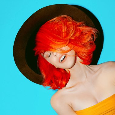 Kızıl saçlı ve şapka sonbahar sezon şık Bayan