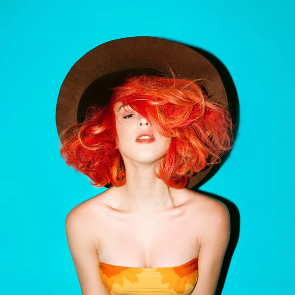 Şapka ve parlak kırmızı saç şık sonbahar şehvetli Model — Stok fotoğraf