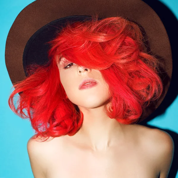 Αισθησιακό κορίτσι καπέλο και φωτεινά κόκκινα μαλλιά — Φωτογραφία Αρχείου