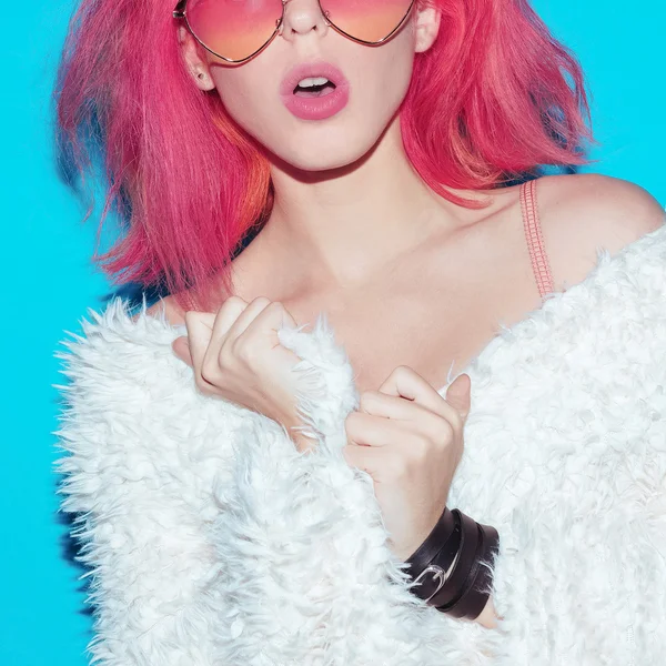 Una dama elegante. Pelo rosa con estilo, capa glamorosa, gafas de sol rosas . — Foto de Stock