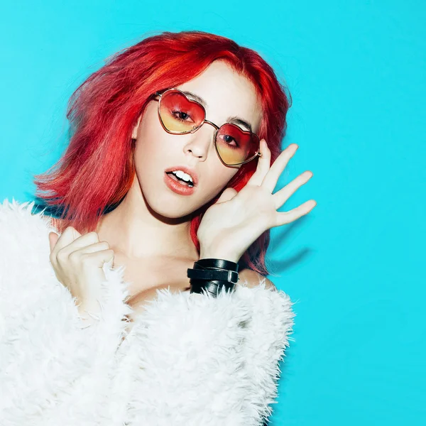 Φανταχτερό μοντέλο έκπληξη κομψά κόκκινα μαλλιά, λαμπερό τρίχωμα, sunglasse — Φωτογραφία Αρχείου