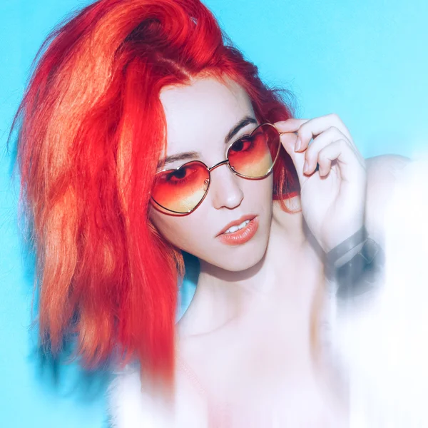 Modelo de lujo Pelo rojo con estilo, glamoroso corazón gafas de sol — Foto de Stock