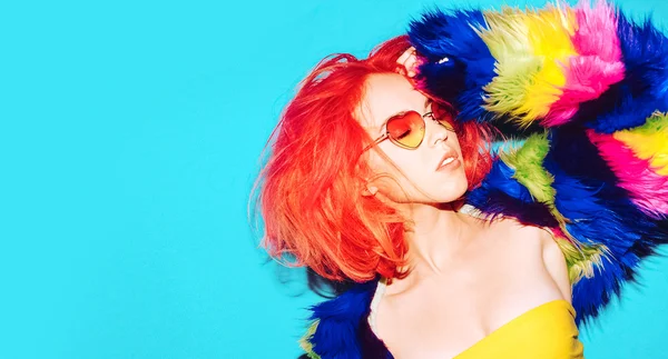 Hora da festa de moda. Menina glamour com cabelo vermelho brilhante e pele co — Fotografia de Stock