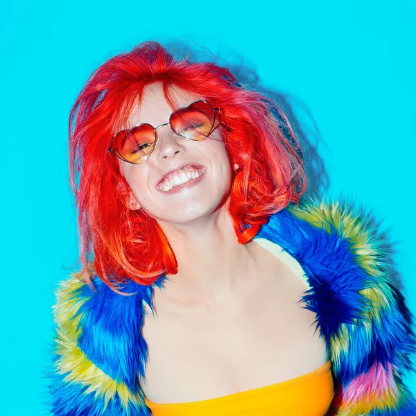 Una fiesta de lujo. Chica feliz con el pelo rojo. Sé especial. — Foto de Stock