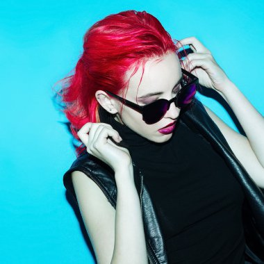 moda model kırmızı saç rengi ile. ve son moda makyaj. Rock tarzı