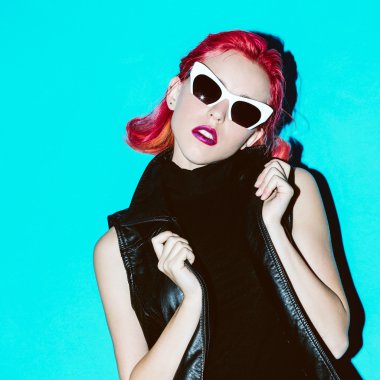 Modeli Glam Rock tarzı. Kızıl saçlı eğilim ve şık sunglasse