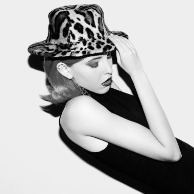 Retro saç modeli ve şık şapka şehvetli Bayan. Eğilim Aut