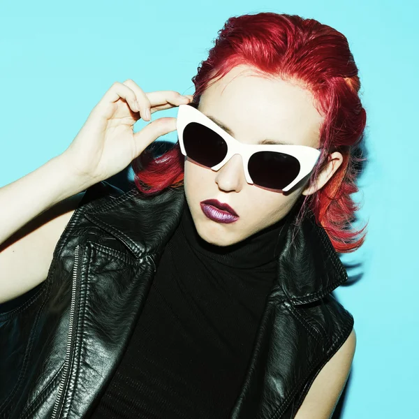 Modeli Glam Rock tarzı. Kızıl saçlı eğilim ve şık gözlük — Stok fotoğraf