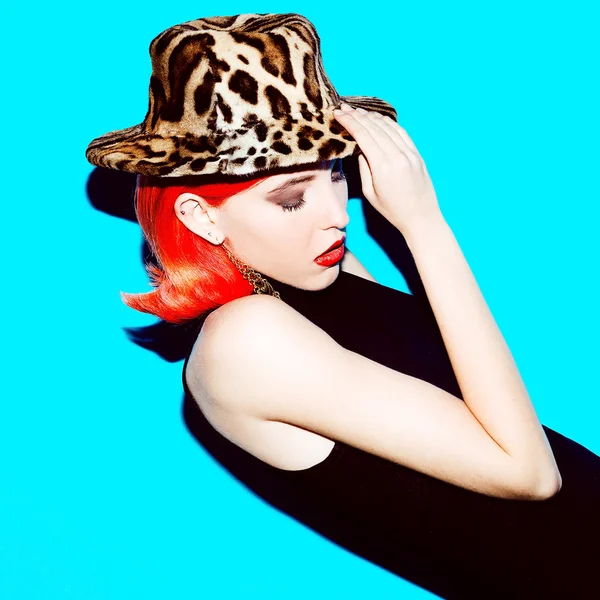 Sensuele dame met rood haar en een trendy hoed. Trend herfst. — Stockfoto