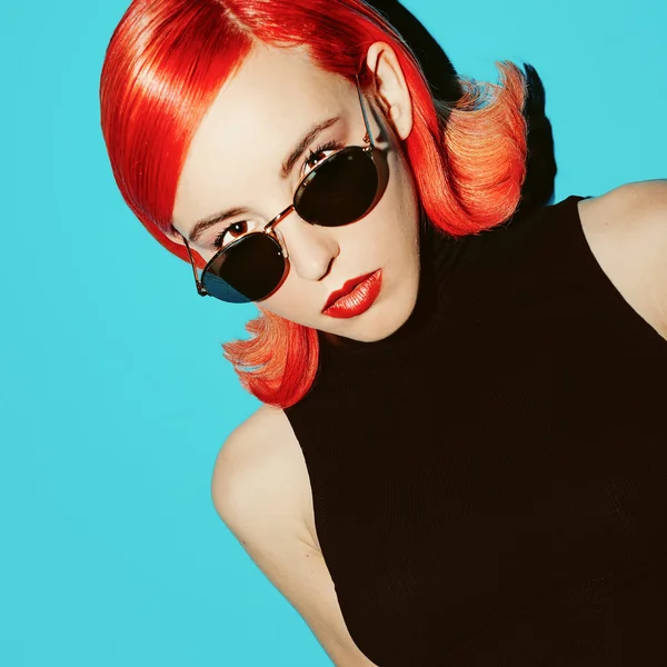 Retro model with red hair and stylish sunglasses. — Stock Photo, Image