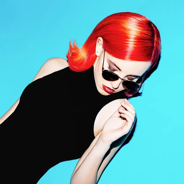 Senhora elegante com cabelo vermelho e óculos de sol elegantes. humor retrô — Fotografia de Stock