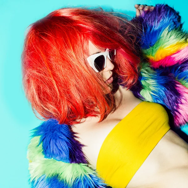 Cabelo vermelho elegante, senhora glamourosa no casaco brilhante, óculos de sol frescos — Fotografia de Stock