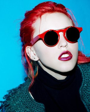 Şık Bayan parti Trendy saç rengi ve makyaj moda. Sungla