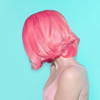 Narin pembe saç rengi. Şehvetli kadın portre moda