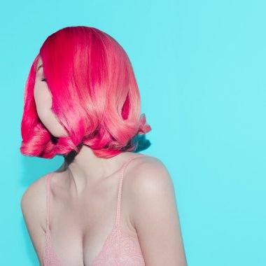 Şehvetli Bayan. Retro tarzı. Pembe saç trendi