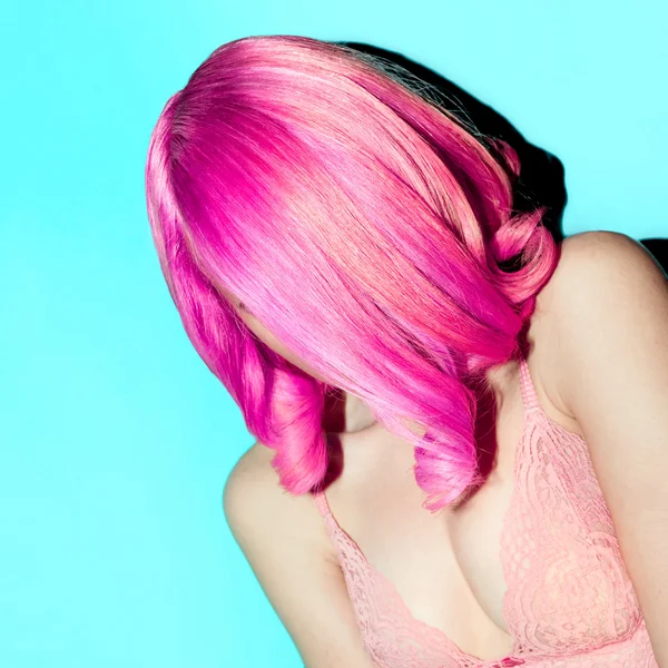 Şehvetli Bayan dantel iç çamaşırı. Pembe saç trendi