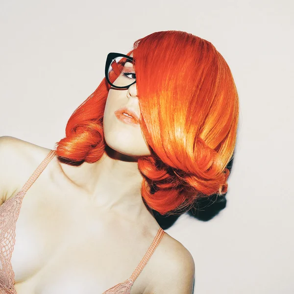 Sensuelle dame coiffure rétro couleur rouge tendance des cheveux — Photo