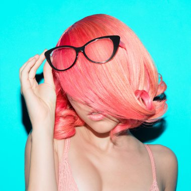 Şehvetli Bayan zarif gözlük. Retro tarzı. Pembe saç trendi