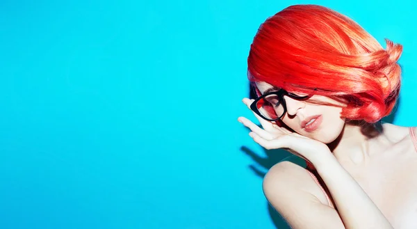 Αισθησιακή κυρία σε κομψά ποτήρια. Ρετρό στυλ. Κόκκινα μαλλιά τάση — Φωτογραφία Αρχείου