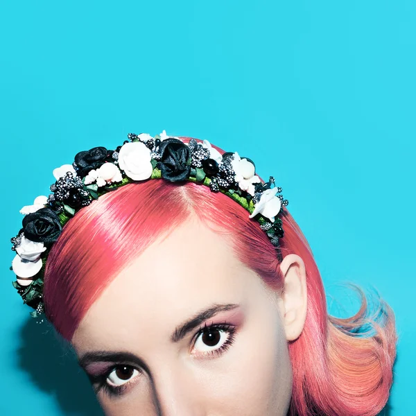 Lady gothic with floral wreath on her head. Stylish hair accesso — Stock Photo, Image