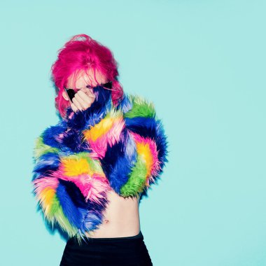  Parti zamanı. Şehvetli kız pembe saçlı ve moda kürk manto. B