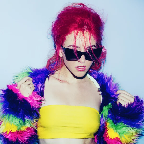 Elegante cabello rojo, dama glamorosa con abrigo brillante, gafas de sol frescas — Foto de Stock