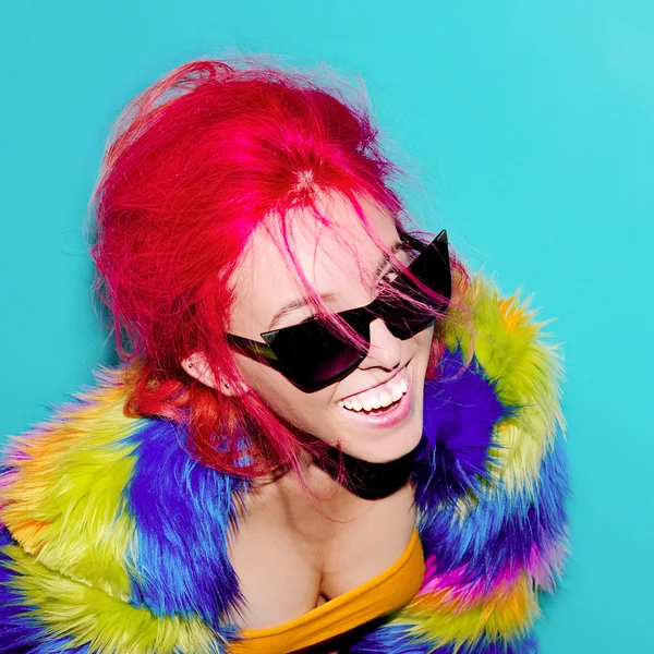 Стильные рыжие волосы, гламурная леди в ярком пальто, SunglassesClub — стоковое фото