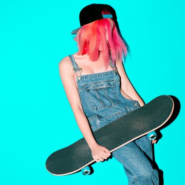 Şık kentsel Skate Kız fantezi pembe saç modeli
