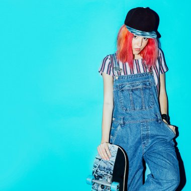 Oldukça genç skate kız pembe saçlı kentsel tarzı kot moda