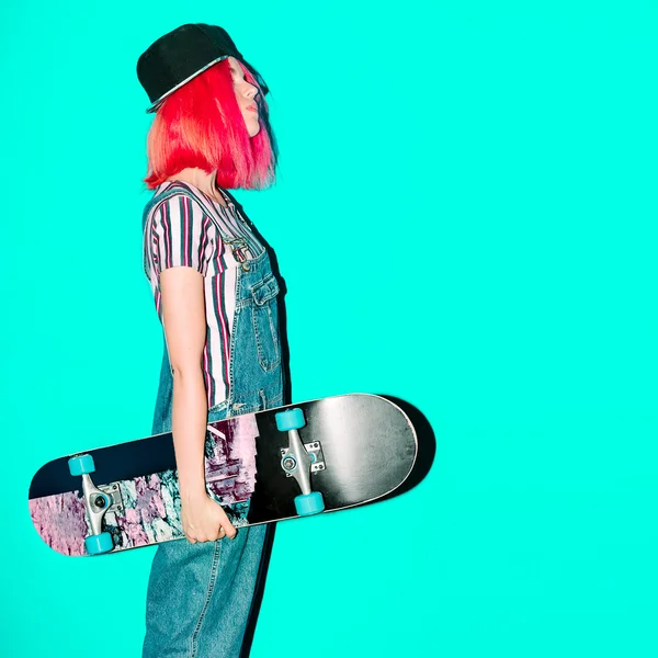 Urban girl with skateboard Fancy pink hair style — Stockfoto