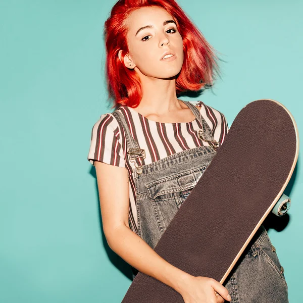 Mooie tiener meisje met rood haar en skateboard stedelijke stijl — Stockfoto