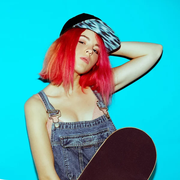 Красива дівчина-підліток з рожевим волоссям і скейтбордом Urban Style J — стокове фото